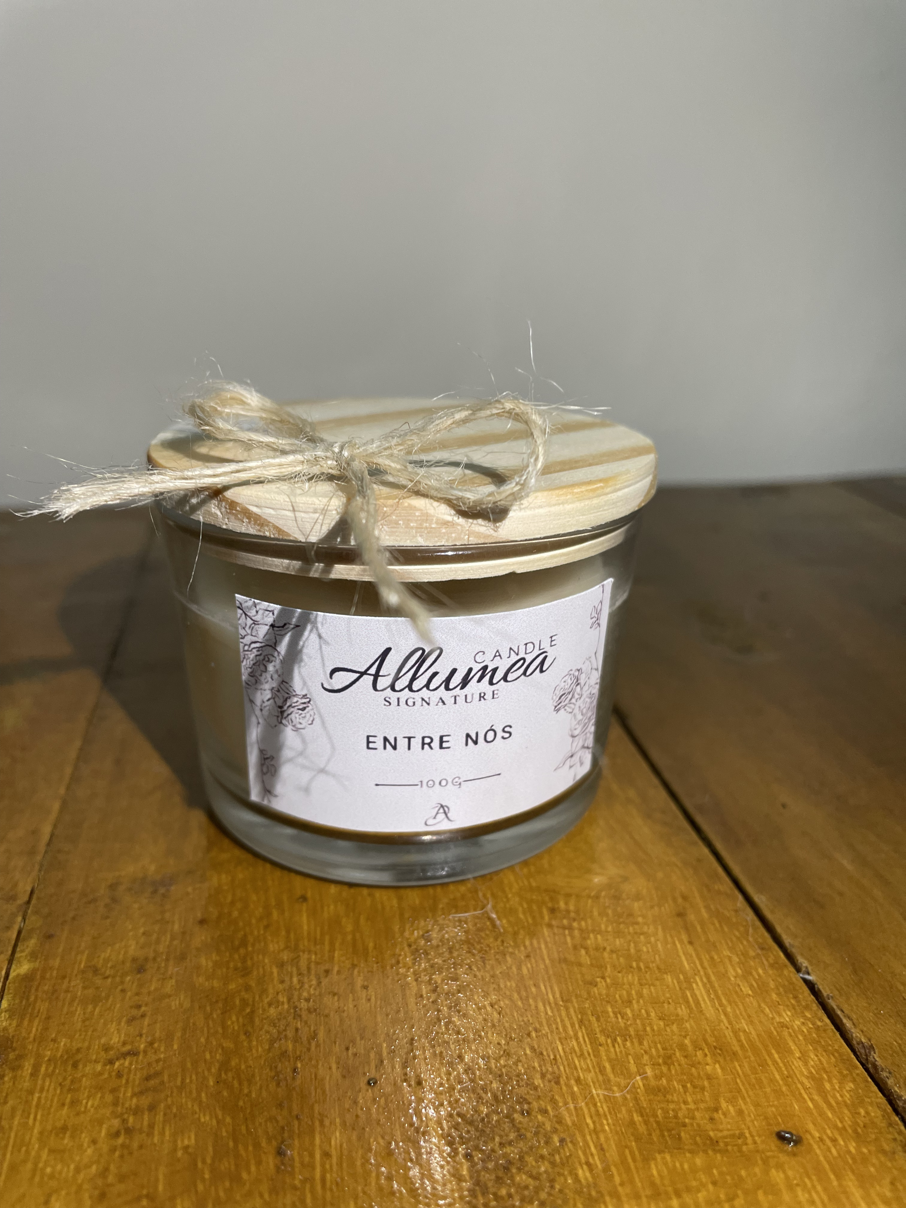 Vela artesanal Allumea em destaque